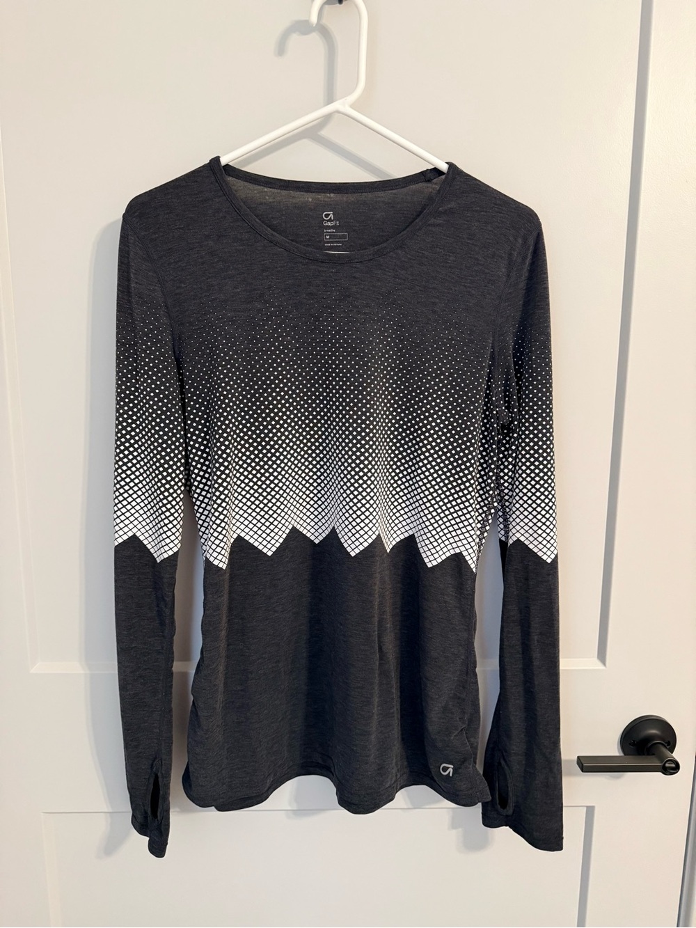 GapFit Breathe Black Long Sleeve Athletic Top M Ombre Dot Activewear Thumbholes